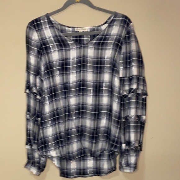 Jane and Delancey long ruffled sleeve Top - Picture 5 of 11